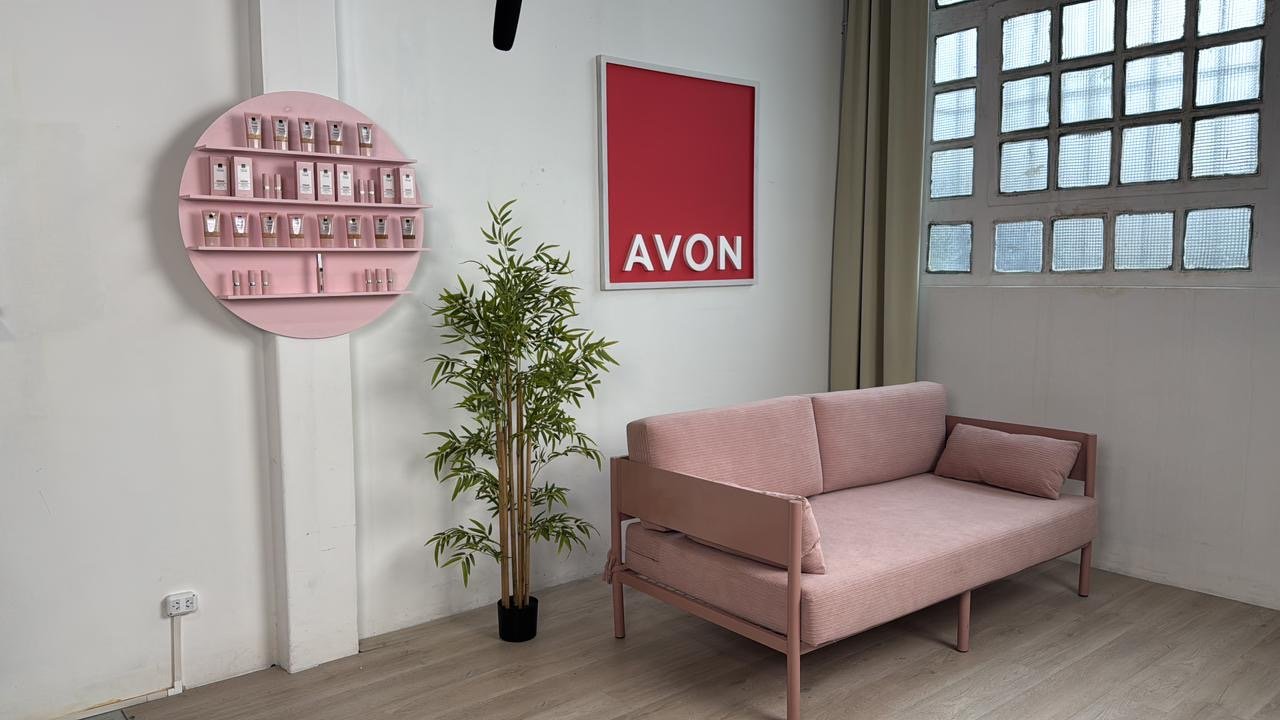 Espacio de marca con exhibidor circular — Avon