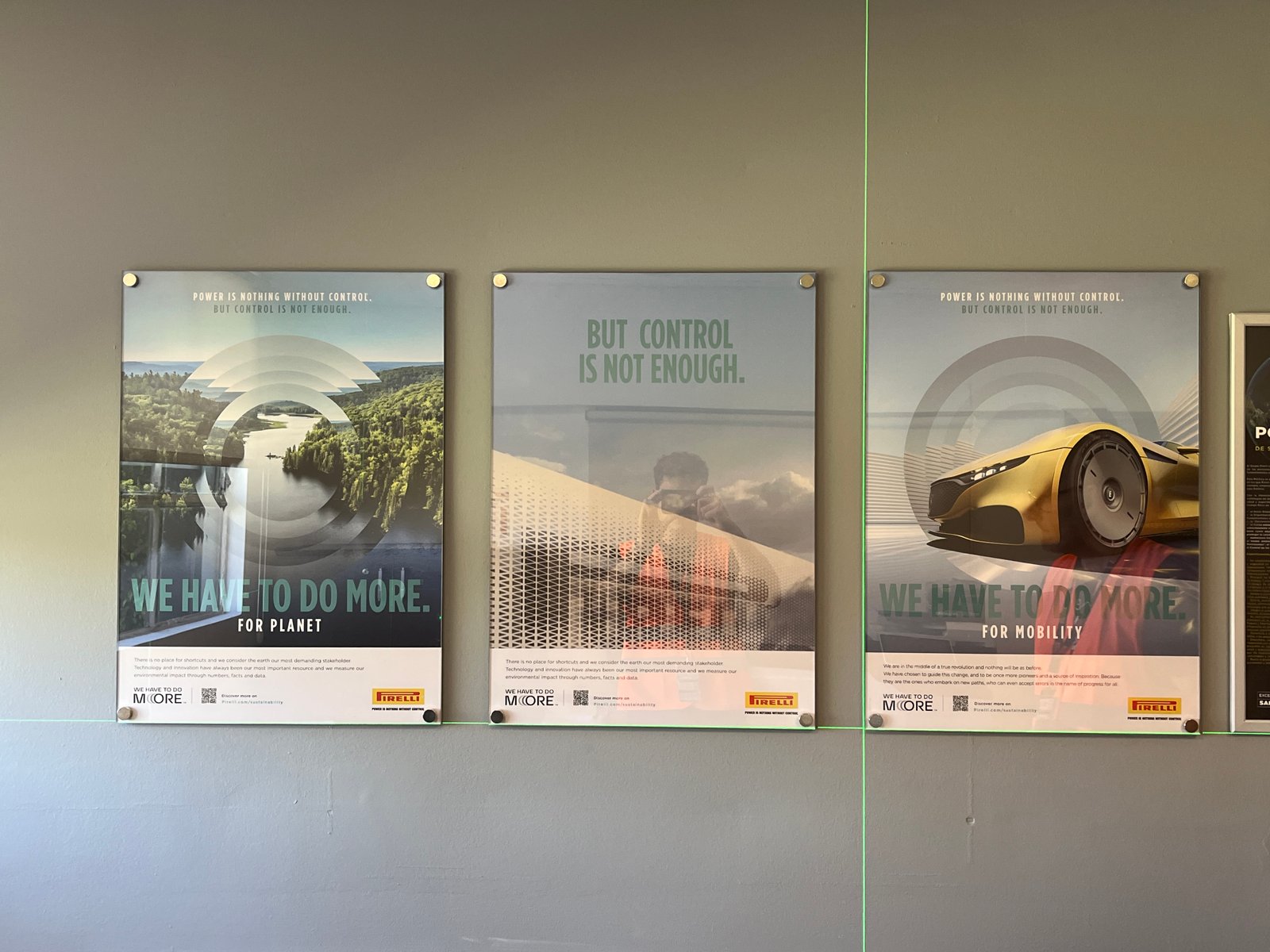 Gráfica de pared instalada — Pirelli